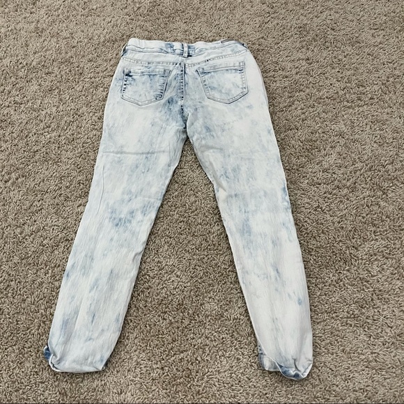 Distressed jeans - Picture 2 of 3